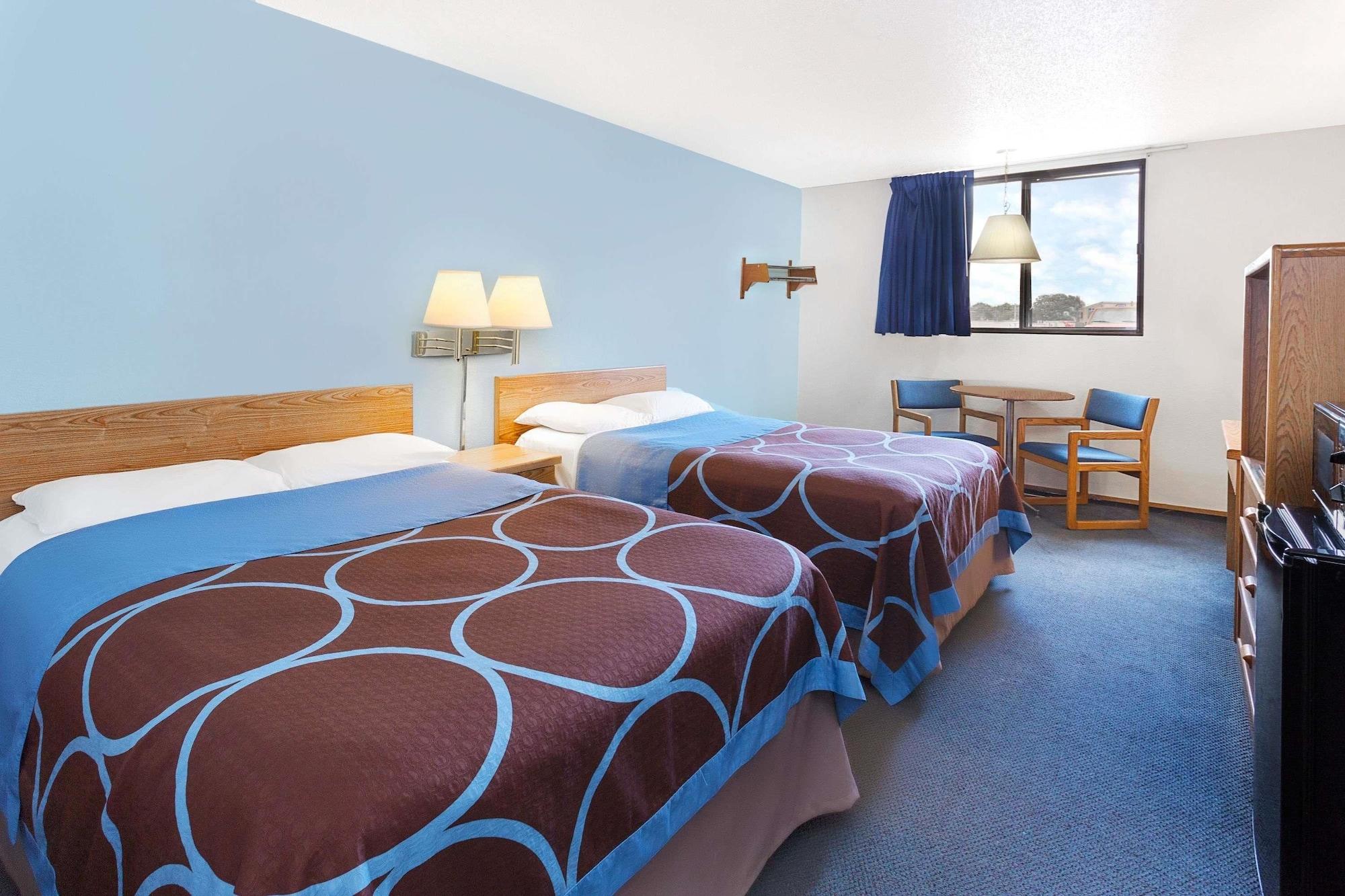 Super 8 By Wyndham Clinton Hotell Exteriör bild