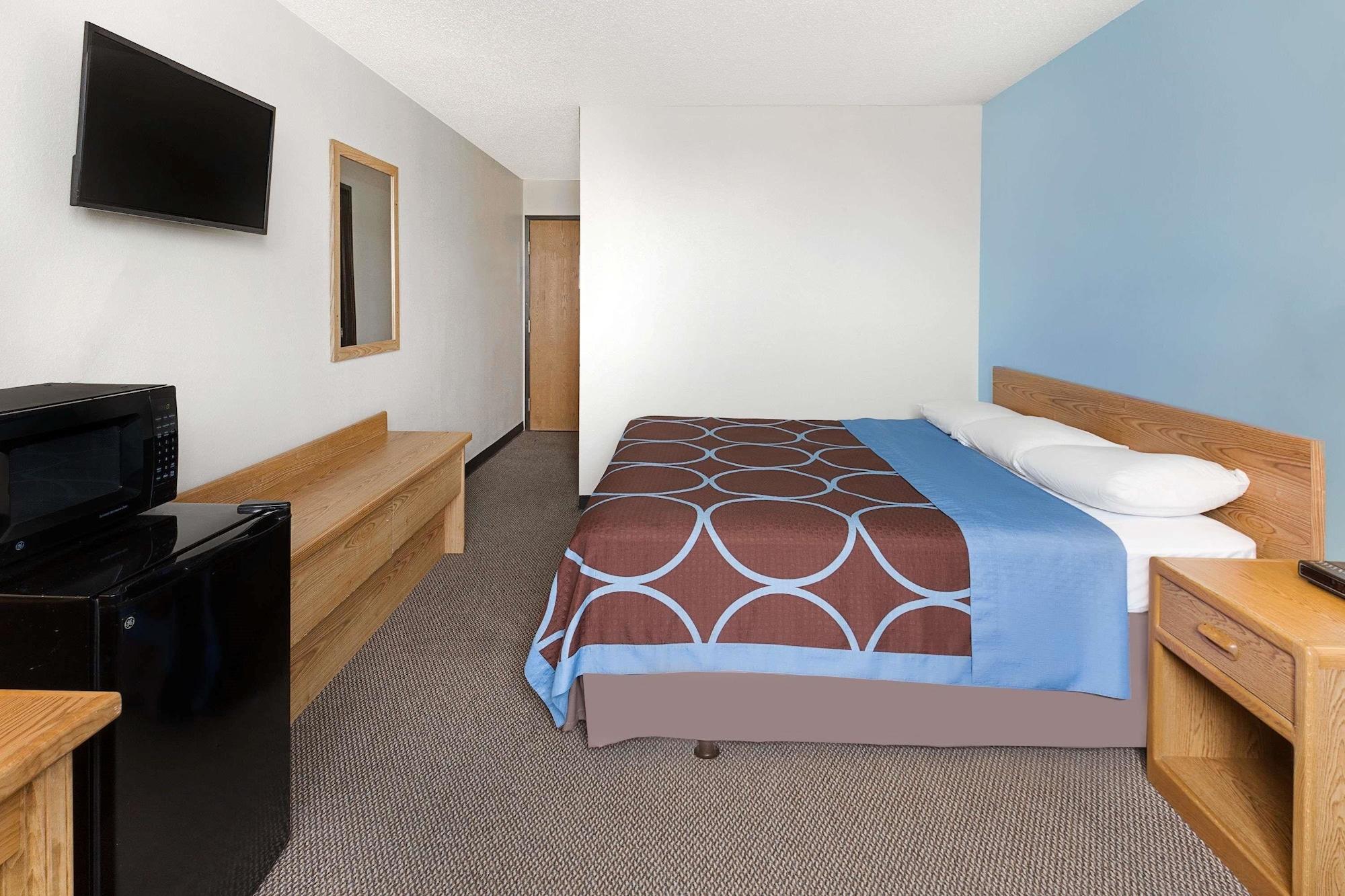 Super 8 By Wyndham Clinton Hotell Exteriör bild