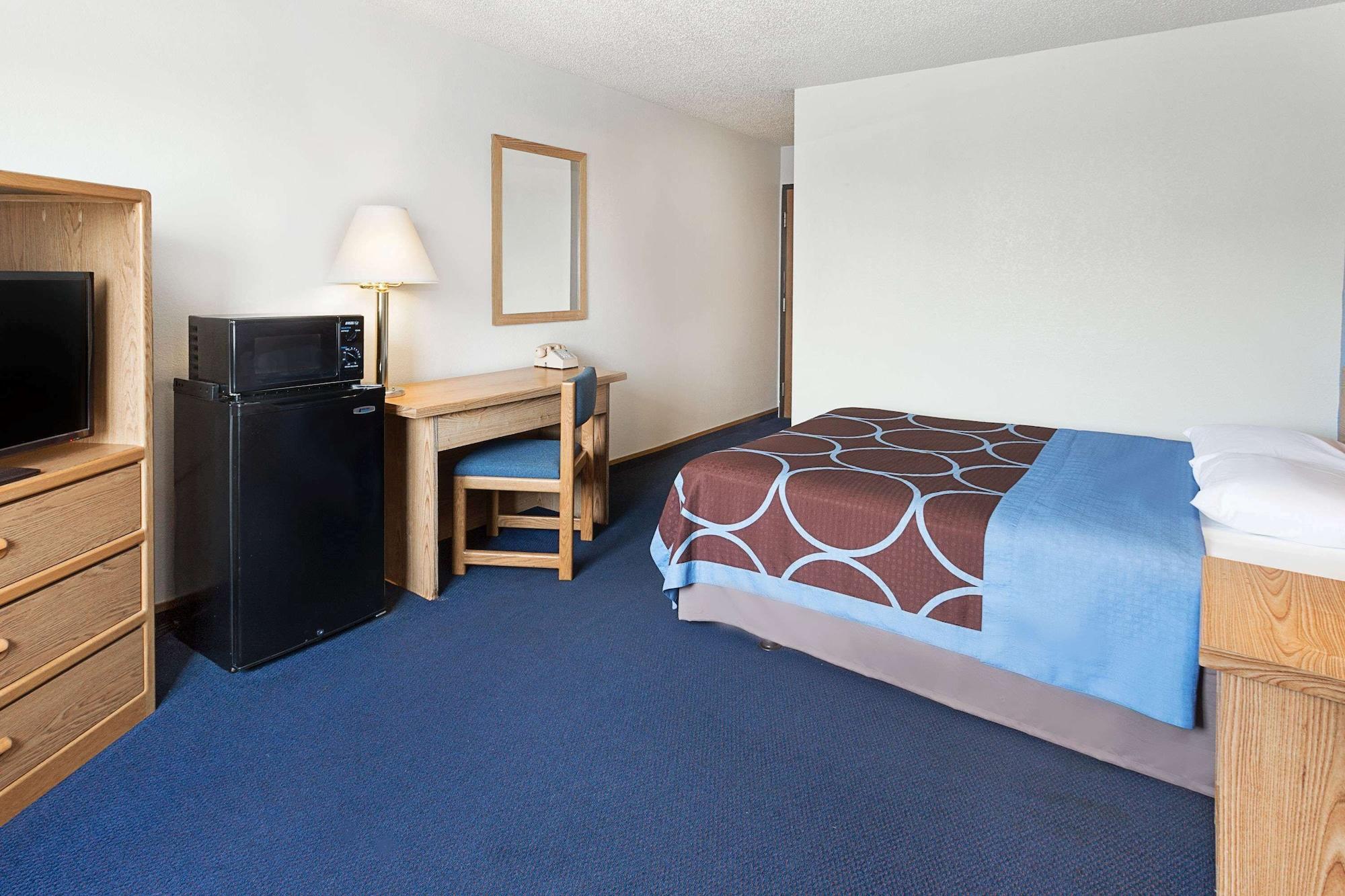 Super 8 By Wyndham Clinton Hotell Exteriör bild
