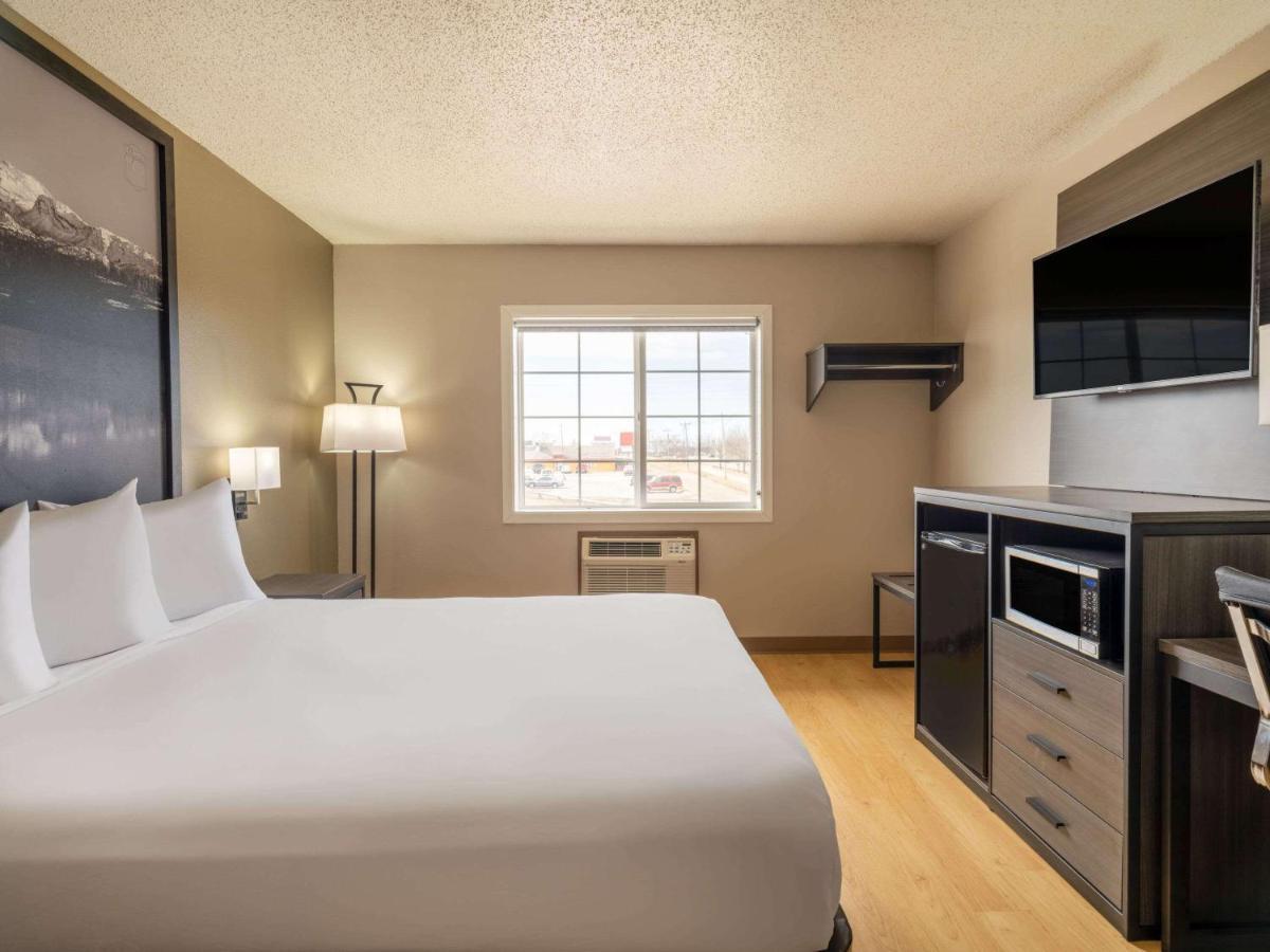 Super 8 By Wyndham Clinton Hotell Exteriör bild