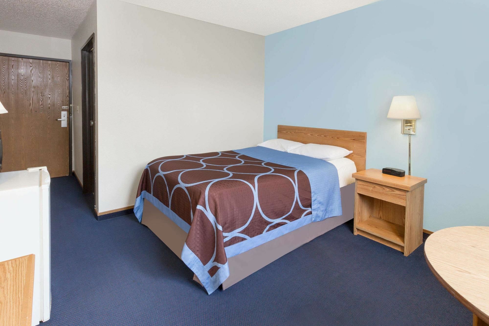 Super 8 By Wyndham Clinton Hotell Exteriör bild
