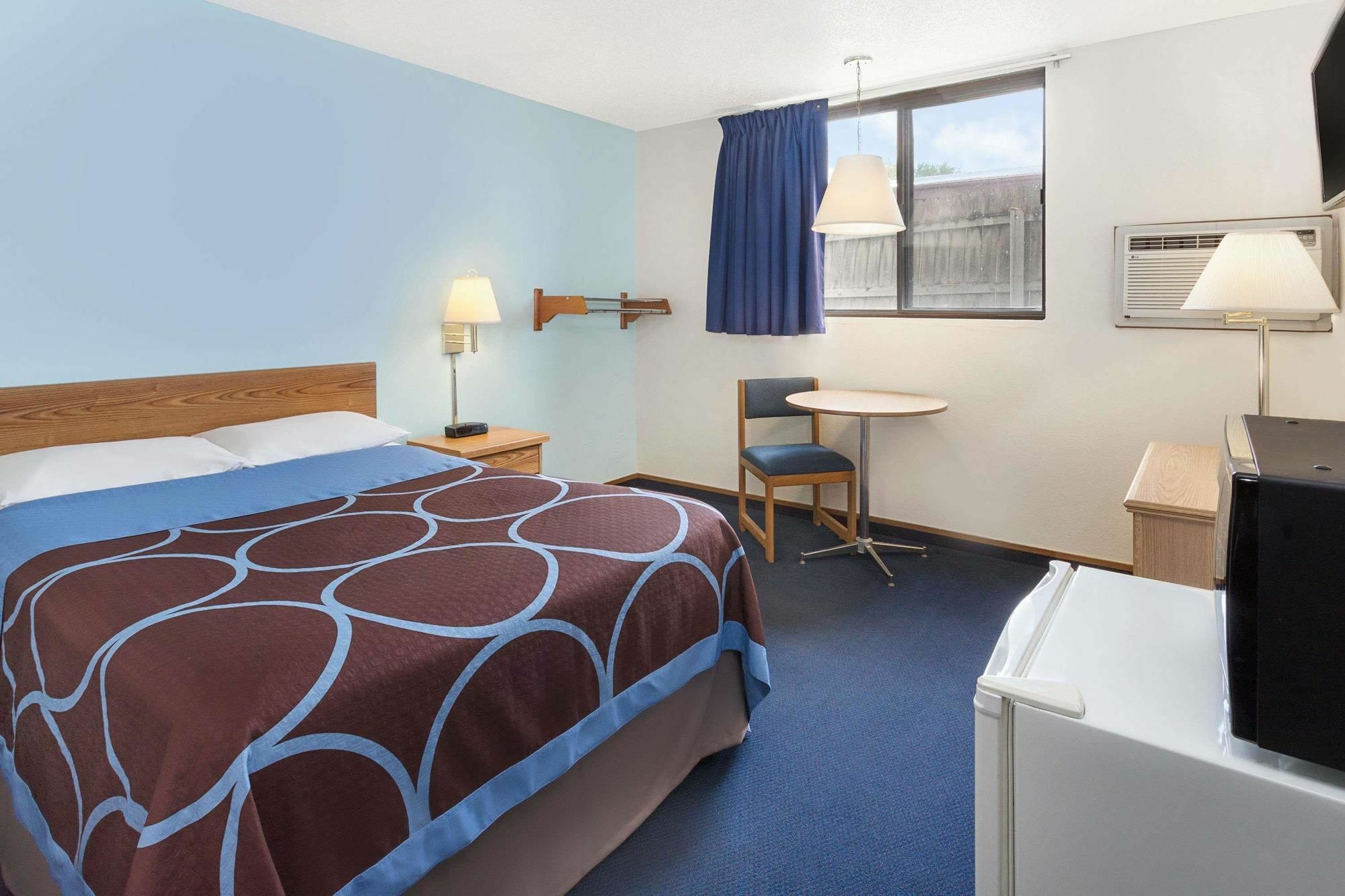 Super 8 By Wyndham Clinton Hotell Exteriör bild
