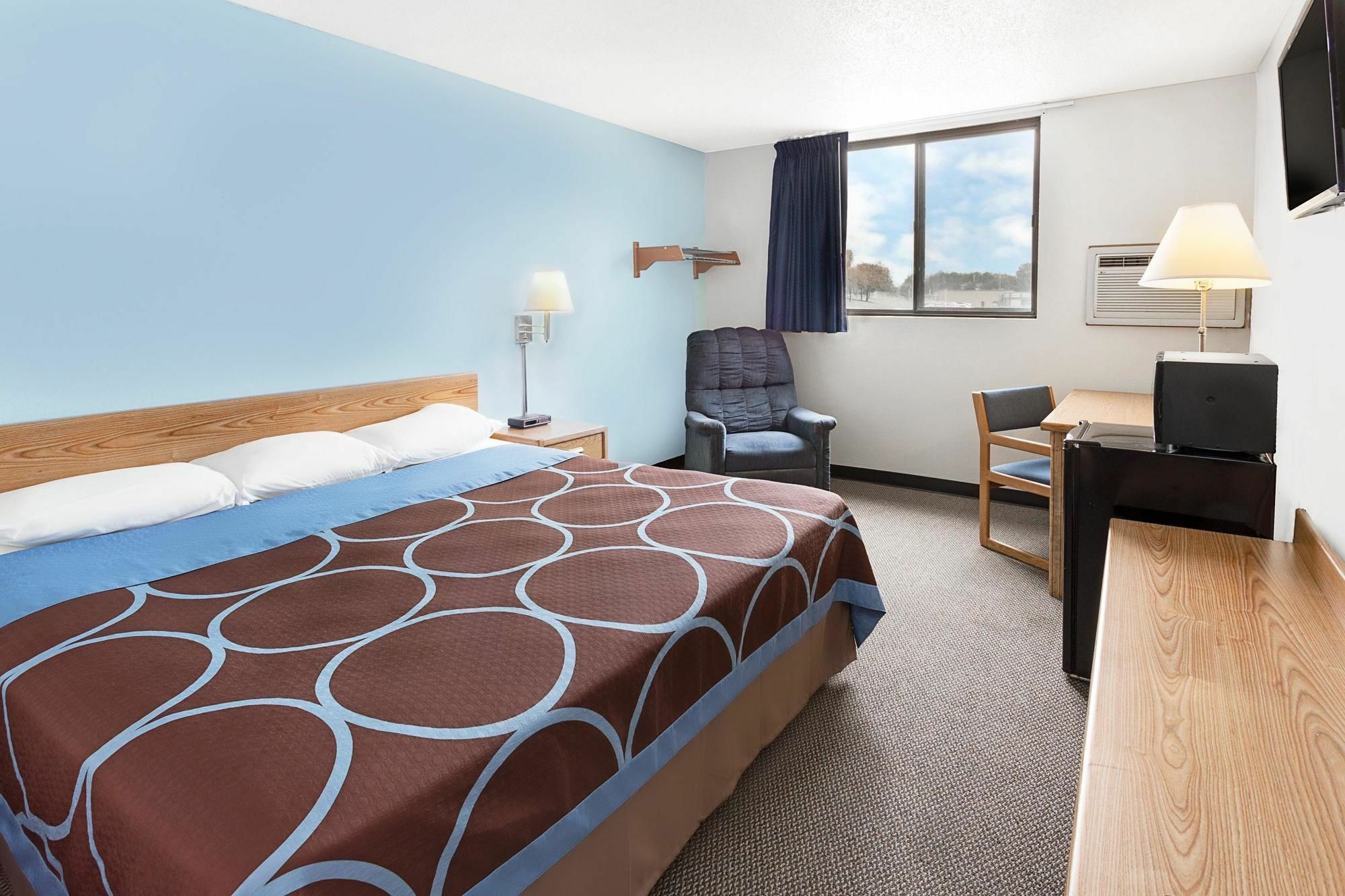 Super 8 By Wyndham Clinton Hotell Exteriör bild